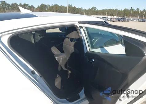 2015 Hyundai Veloster z USA, uszkodzony, nr VIN KMHTC6AD5FU228954